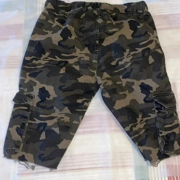 Military style  cargo shorts 🩳 with fancy ripped edges - Picture 7 of 10